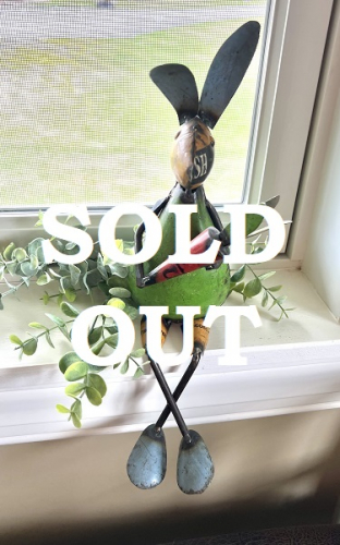 METAL SITTING RABBIT W/CARROT